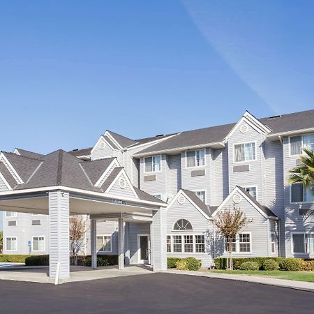 Microtel Inn & Suites Modesto Ceres Экстерьер фото
