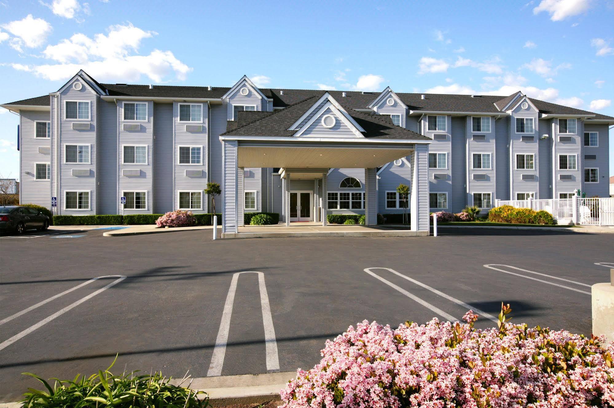 Microtel Inn & Suites Modesto Ceres Экстерьер фото