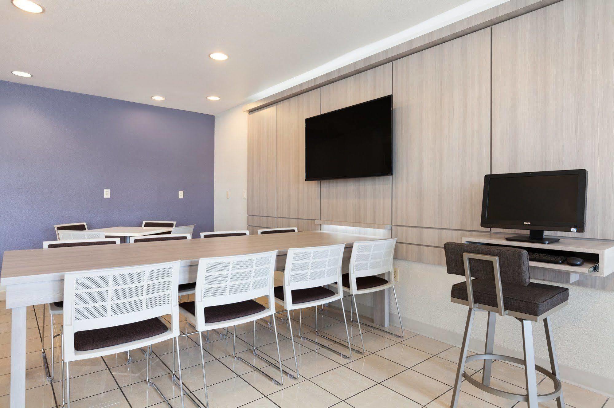 Microtel Inn & Suites Modesto Ceres Экстерьер фото